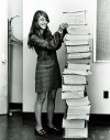 Hình ảnh bên dưới chụp nữ kĩ sư trưởng Margaret Hamilton của dự án đứng bên chồng giấy in những đoạn code của Apollo 11