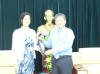 Phó chủ tịch UBND thành phố Đà Nẵng Nguyễn Ngọc Tuấn tặng quà lưu niệm cho bà Celine Zapolsky.