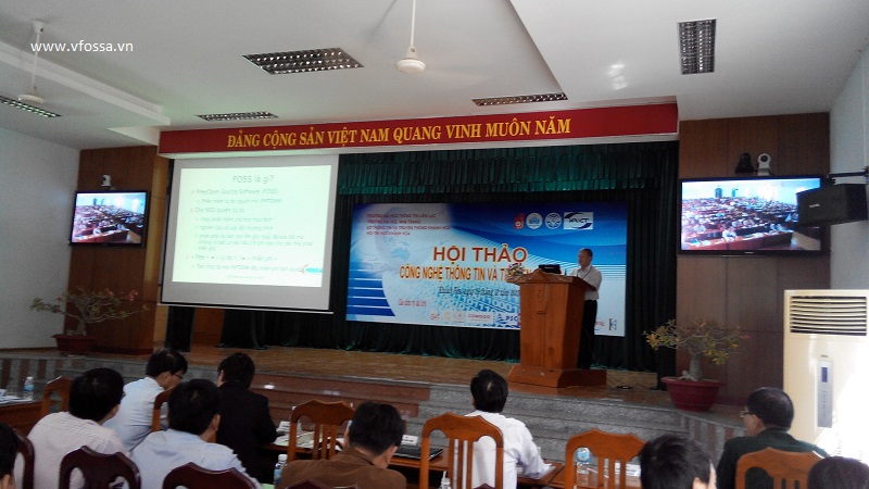 Tiến sĩ Nguyễn Hồng Quang - Chủ tịch VFOSSA trình bày về phần mềm tự do nguồn mở trong pheien khai mạc hội thảo.
