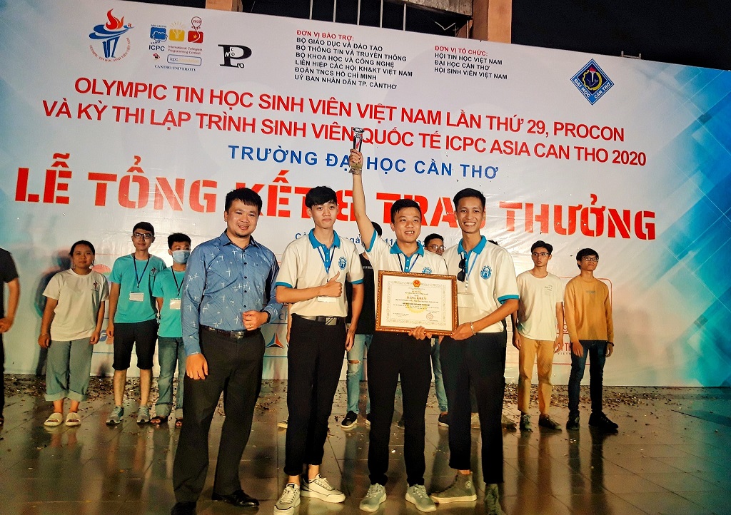 Anh Nguyễn Thế Hùng - Phó Chủ tịch VFOSSA/ Trưởng BGK Cuộc thi trao giải cho đội thắng cuộc