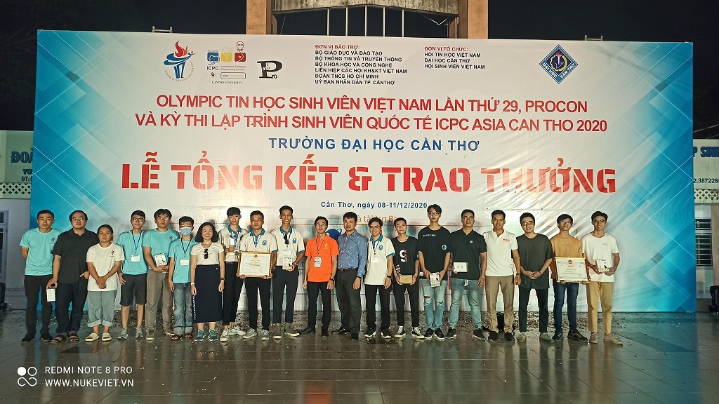 Trao quà tài trợ từ các doanh nghiệp thành viên VFOSSA tới các đội thi