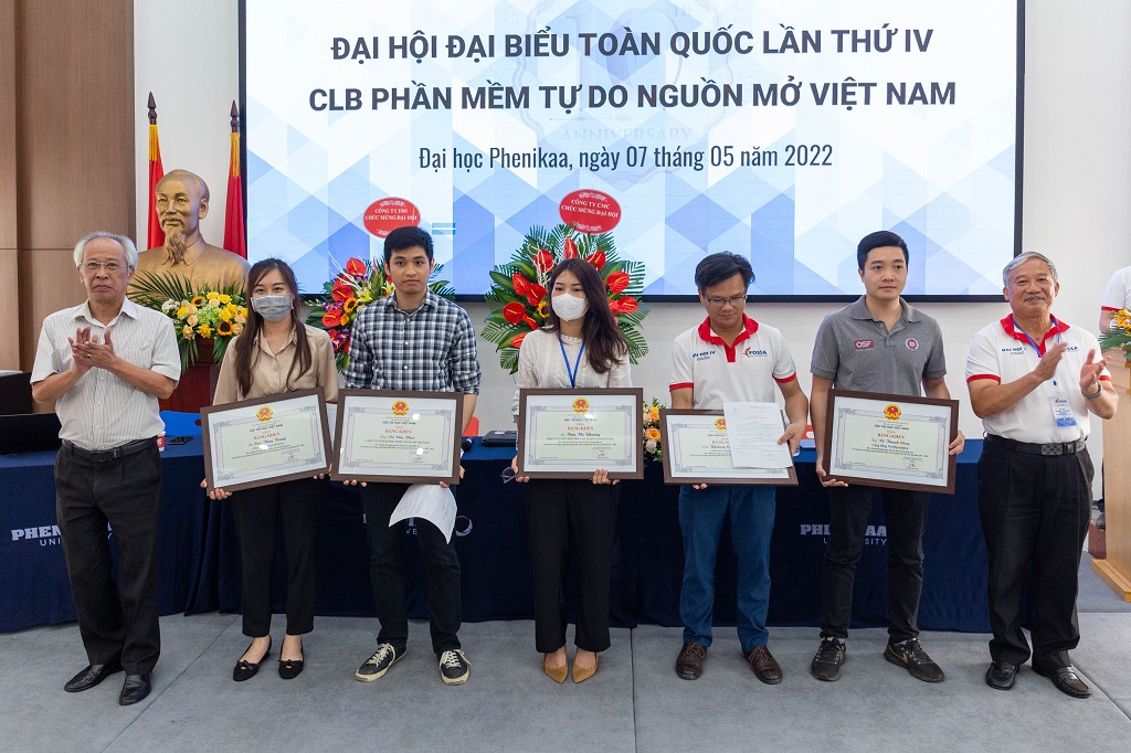 Hội Tin học Việt Nam trao bằng khen cho 5 cá nhân xuất sắc tại Đại hội đại biểu toàn quốc nhiệm kỳ IV