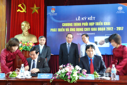 Bộ trưởng Bộ TT&TT Nguyễn Bắc Son (bên trái) và Bí thư thứ nhất Trung ương Đoàn (bên phải) ký kết Biên bản ghi nhớ hợp tác giữa Trung ương Đoàn và Bộ TT&TT