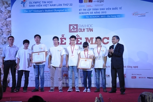 Thứ trưởng Nguyễn Minh Hồng trao Bằng khen của Bộ TT&TT cho 2 đội Việt Nam đạt giải nhất ACMC/ICPC Đà Nẵng 2013