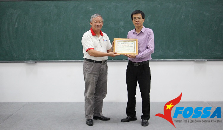 TS. Nguyễn Hồng Quang - Chủ tịch CLB VFOSSA (bên trái), trao giấy chứng nhận hội viên Khoa CNTT - Đại học Phenikaa