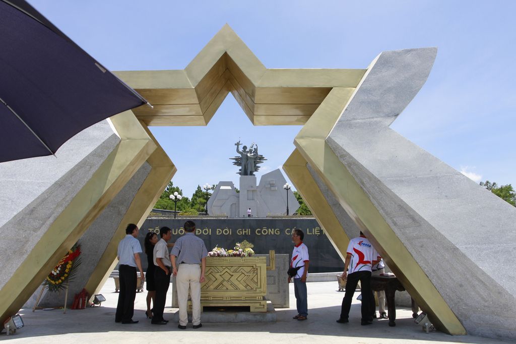 Dâng hương các anh hùng liệt sĩ tại Nghĩa trang liệt sĩ quốc gia Đường 9